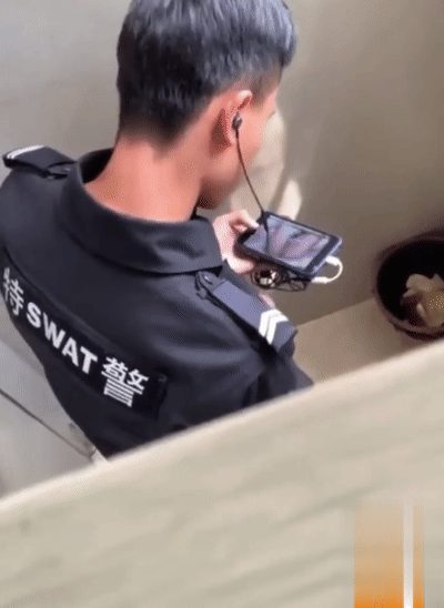 超稀有大瓜警察在厕所打飞机，一边看片一边撸，看来是憋坏了啊，也不敢找小姐！ 配图2