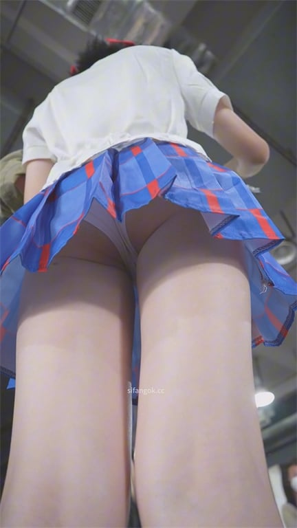 推荐【展会抄底】颜值嫩妹,短裙骚内,弯腰提穴把骆驼耻完美展示,看着就有性欲,想把 配图13