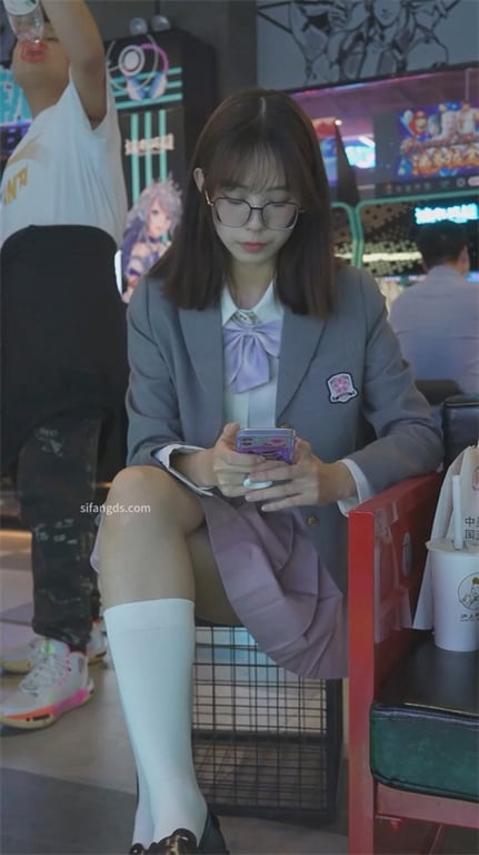 推荐【商场抄底极品眼镜妹】颜值嫩妹,这清纯度我给满分,初恋的感觉,短裙白内腿夹紧 配图3