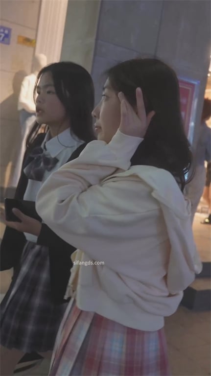 重磅推荐【街头抄底】格子裙小美臀翘得太犯规，包臀裙少妇嫌弃龟男却被大长腿白嫩骚逼 配图6