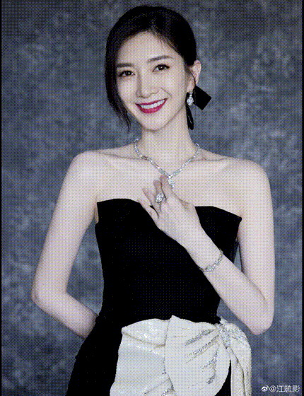 【AI脱衣】继续快手抖音小红书网红明星及红人明星的白嫩大奶子！ 配图8