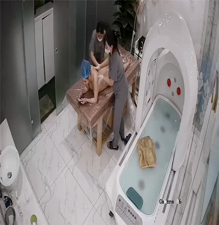 高档医美中心监控破解两位美女职员服务身材不错的少妇光溜溜的做光子嫩肤 配图2
