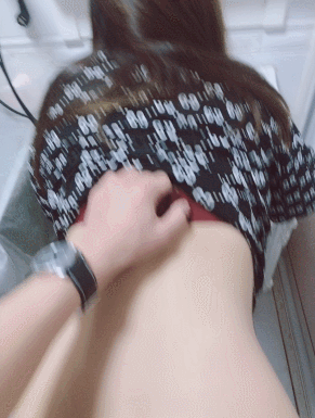 ⭐⭐【独家爆料】武汉极品新婚少妇卧室激情自摸揉奶献吻，媚眼如丝勾魂摄魄娇躯扭动让 配图4