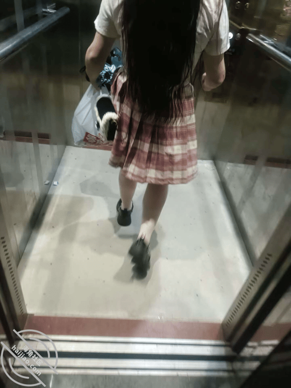 外卖员深夜雨中野战 兄妹户外乱伦 配图2
