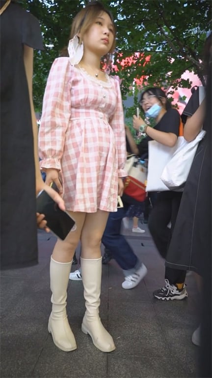 推荐【步行街抄底】颜值嫩妹,这小皮靴透明内裤太骚了,逼毛都溢出来了,阴户很饱满, 配图1