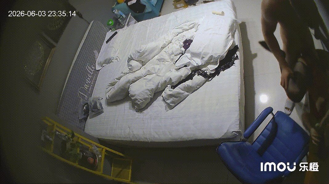 6-4流出乐橙酒店新台偷拍清纯女孩被男友换上高跟鞋放桌子上操的淫叫 配图6