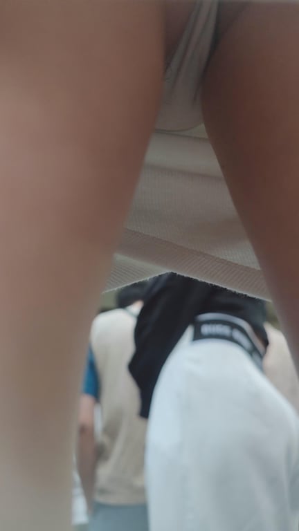 大神尾随偷拍❤️白色短裙极品美女在买东西排队的时候抄底她的内裤真的非常性感丁字裤毛毛清晰可见 - 老宋论坛-老宋论坛