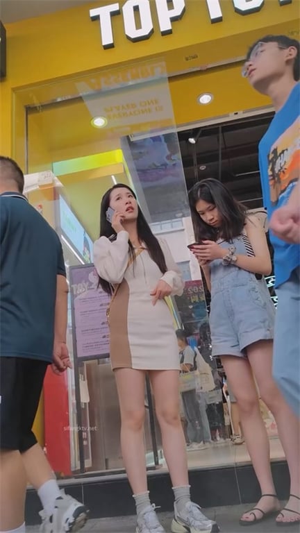 ❣️推荐❣️【商场抄底】包臀裙脏内裤，味足，都是颜值靓女，龟男牵着逛街，狼友们欣赏骚逼内裤5V[405m/MP4/00:13:02/WF]愃 - 老宋论坛-老宋论坛