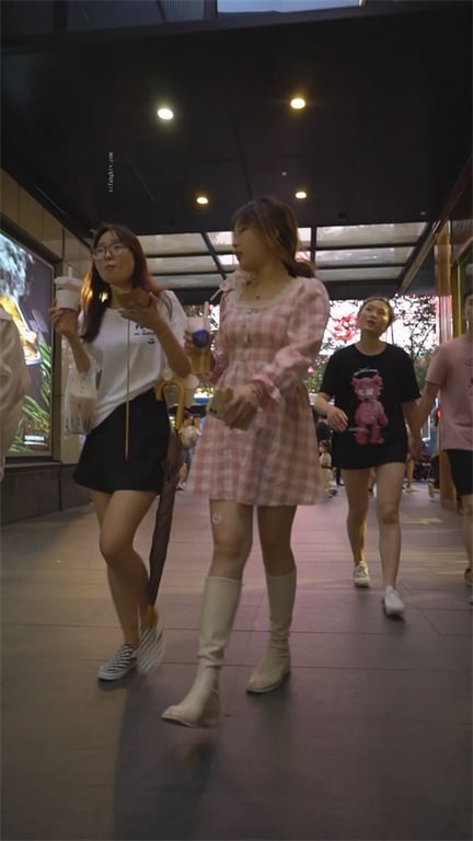 推荐【步行街抄底】颜值嫩妹,这小皮靴透明内裤太骚了,逼毛都溢出来了,阴户很饱满, 配图12