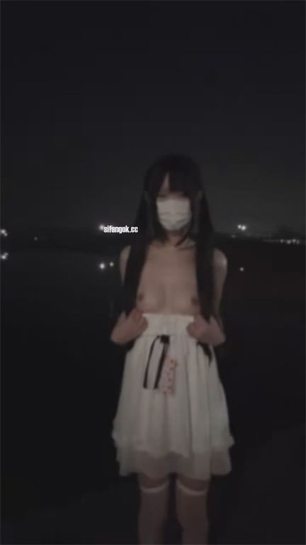 推荐抖音20岁颜值嫩妹【季雨】极品萝莉，粉奶无毛粉穴， 配图6