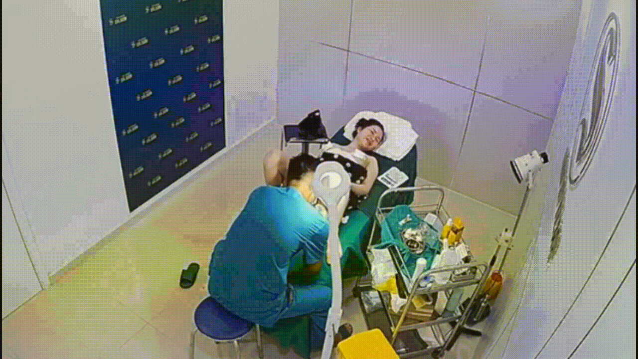 黑客破解整形医院监控摄像头偷拍白肤美少妇做阴唇和乳房两个整形项目无水印原版 配图5