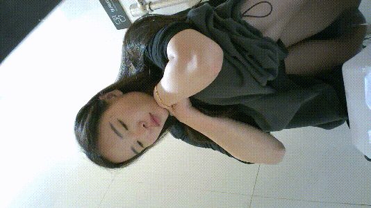 商场女厕全景偷拍几位大长腿美女的极品小黑鲍 配图2