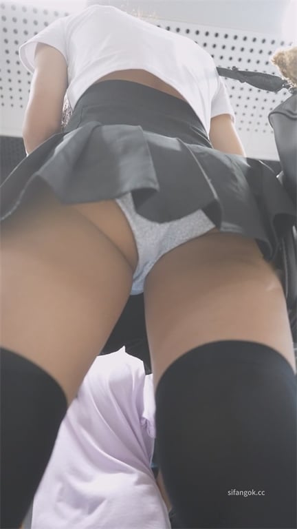 推荐【展会极品】绝色靓女小皮鞋情趣丝袜诱惑，泡泡内裤勾勒性感曲线，神秘魅力1V 配图8
