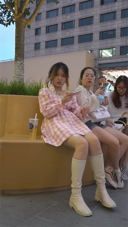 推荐【步行街抄底】颜值嫩妹,这小皮靴透明内裤太骚了,逼毛都溢出来了,阴户很饱满, 配图11