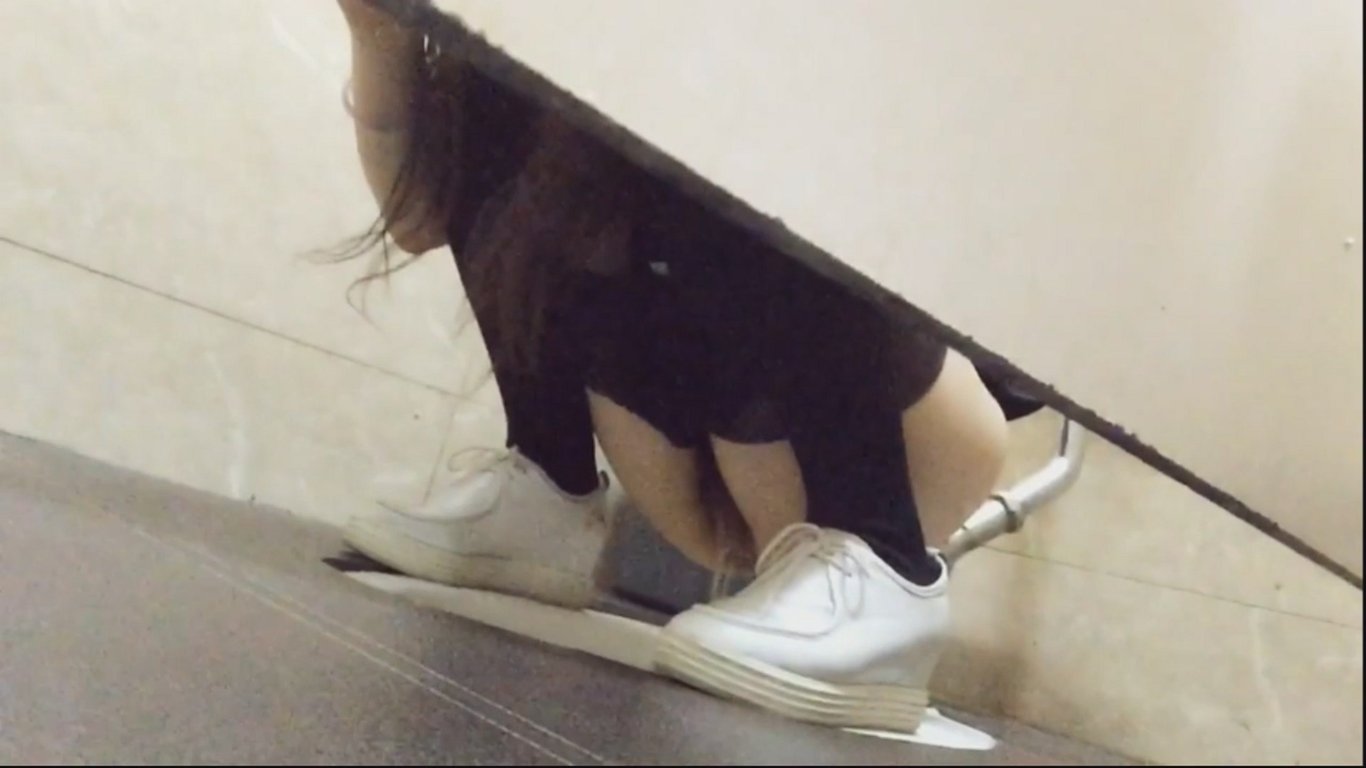 大神手持闯拍商场女厕准备俯视角度被个机车妹发现了用犀利的眼神怒怼幸好没有大叫高清 配图5