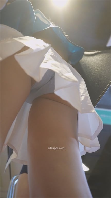 爆款推荐【商场偷窥】绝美嫩妹大长腿，保守到穿2条内裤，逼逼热不热？高清1V 配图9