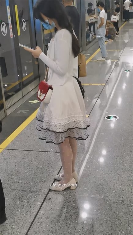 【地铁抄底】双马尾嫩妹泡泡裙，白丝白内若隐若现，小皮鞋玉足特写，双腿紧夹疑似处， 配图8