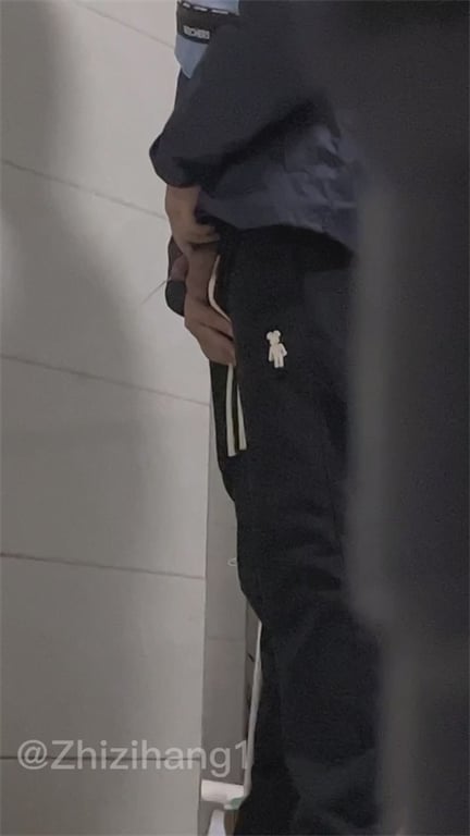 推荐厕所偷拍【大学男生放尿撸管】厕所看片撸管射了好多，竟然还有包茎翻不出来，G8 配图9