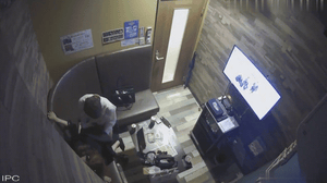 黑客入侵KTV包厢摄像头偷拍！年轻情侣沙发激情大战高清实录❤️-老宋论坛