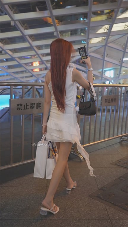推荐【步行街抄底】骚逼嫩妹,肉丝白内,玉足特写,塞这么大块卫生斤,量这么大吗1V 配图3