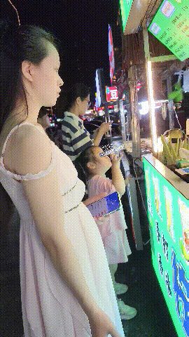 【XZDCS】22元抄底！怀孕大肚骚货真空出街买吃，浓密逼毛湿得一塌糊涂 配图2
