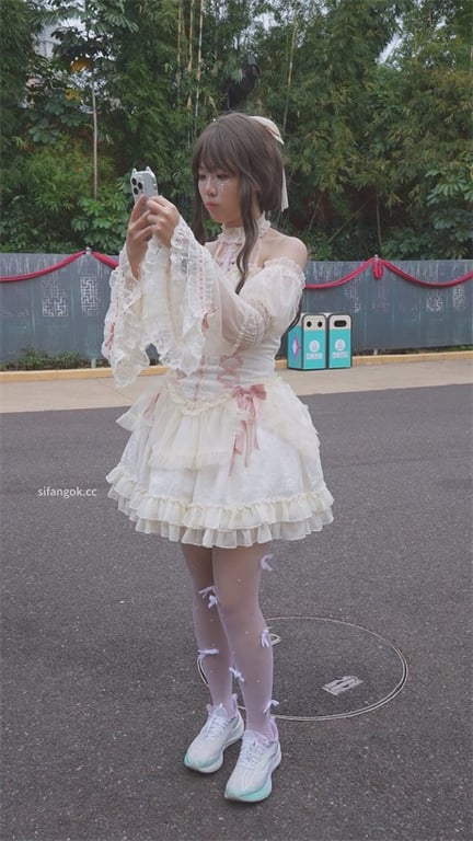 爆款推荐【游乐园激情抄底】绝美颜值女神，白丝泡泡裙下碎花内裤若隐若现，大腿根部性 配图3