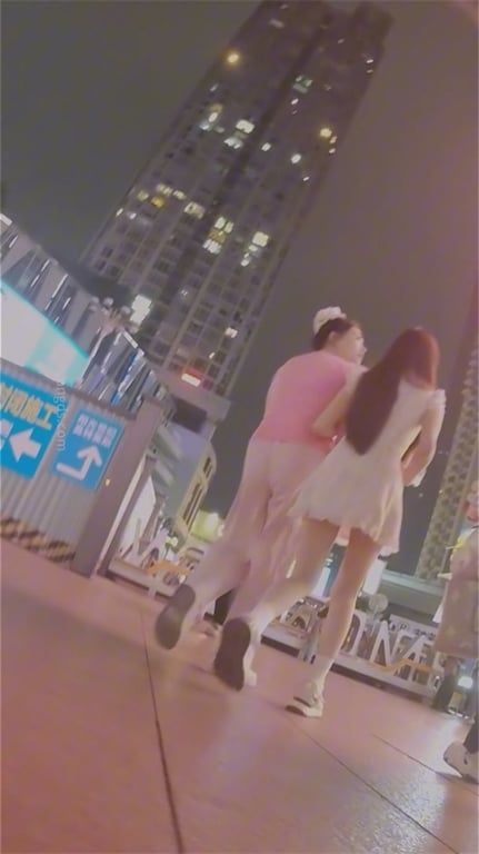 极致诱惑【街拍抄底】泡泡裙下大长腿玉足特写，高颜值美女白内骚浪1V1 配图11