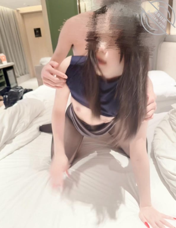绿帽淫妻 小母狗给金主口爆 加车震 配图4