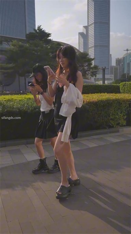 爆款推荐【街头当众抄底】骚气眼镜妹绿帽现场直播！龟男面前激情露底，小少妇齐逼短裙 配图6