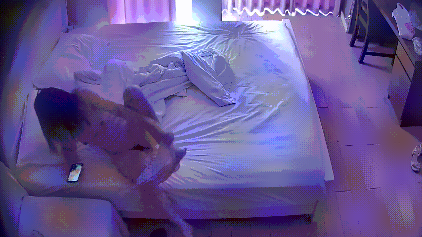 情趣酒店激情晨炮！老夫老妻欲火难耐，少妇上手猛撸屌，男人几下就缴械脱裤狂干！ 配图7