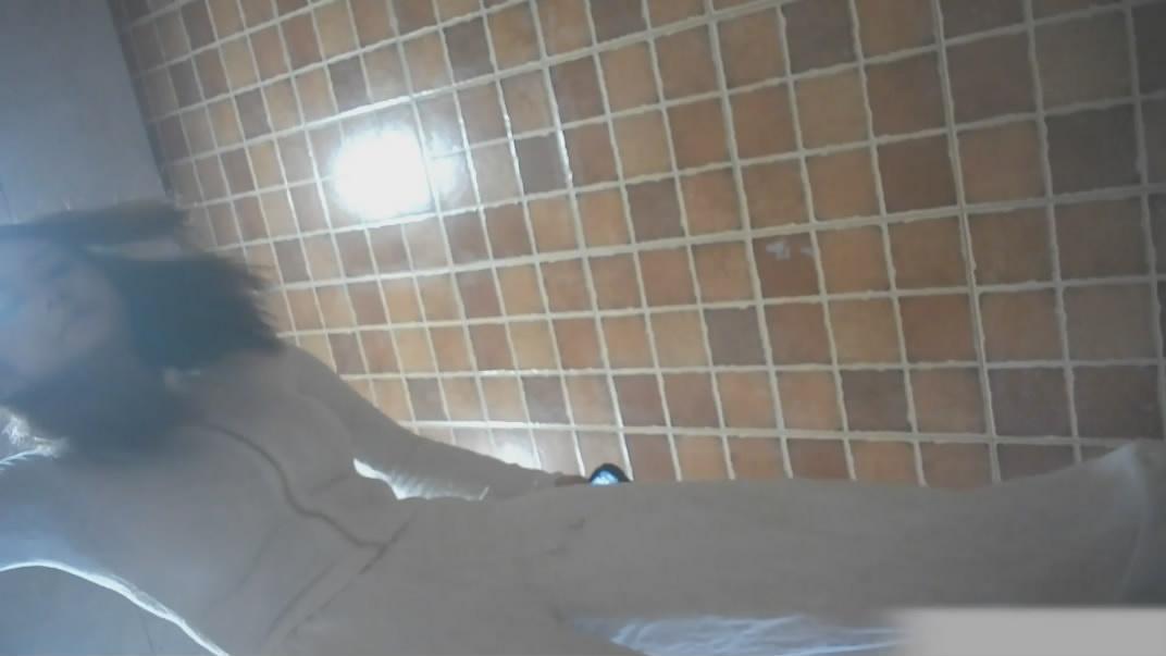 【独家重磅】美食城女厕偷拍流出！多位美女尿尿拉屎全记录，刮毛骚逼喷屎菊花一张一缩 配图22