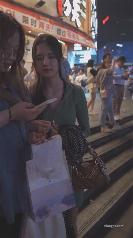 爆推【街头极品猎艳】夜场靓妹跳蛋失控走路晃臀，颜值爆表肥美屁穴与粉嫩阴户等你1V 配图13