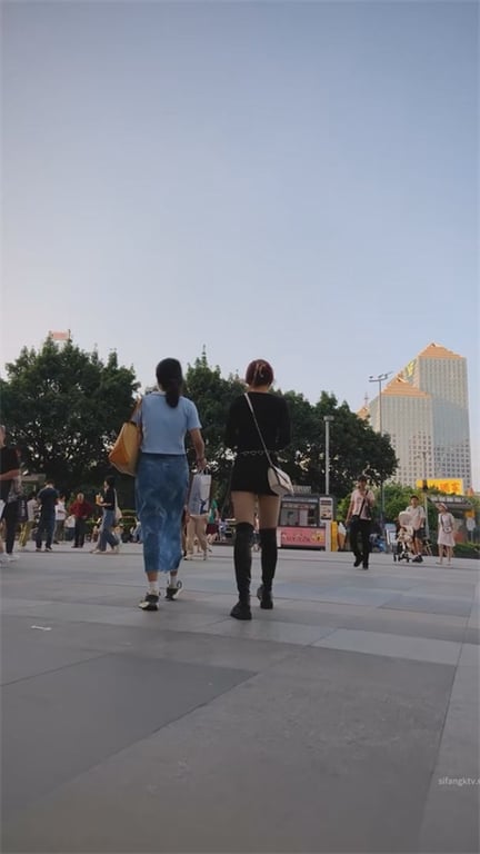 爆款推荐【商场极致抄底】颜值爆表靓妹齐聚，包臀裙勾人欲火难挡，龟男陪购也疯狂抢购 配图8