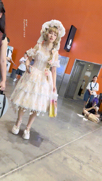 【KFC】漫展偷窥狂欢！大神一路跟踪抄底3位绝美Cosplay小姐姐性感小内内福 配图12