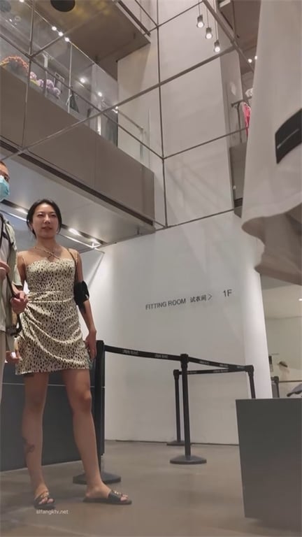 爆款推荐【商场极致抄底】颜值爆表靓妹齐聚，包臀裙勾人欲火难挡，龟男陪购也疯狂抢购 配图3