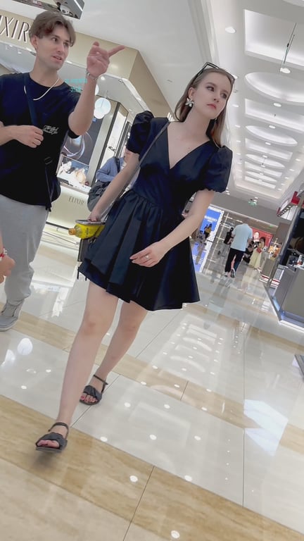 【KFC】大神尾随偷拍留学生美女和男友逛商场·长裙下穿着骚丁前后CD 配图6
