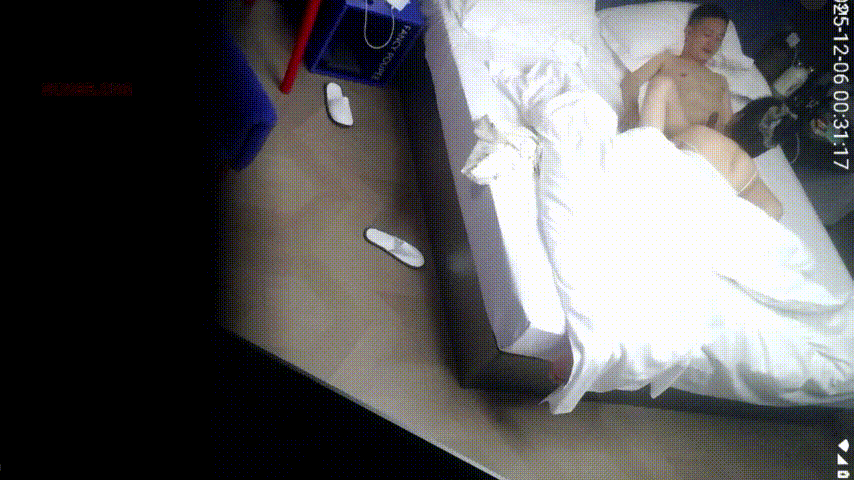天眼1号房12-7：丸子头白肤美少妇太骚浪！男人直接狂舔逼，床上猛操不够转桌子上 配图2