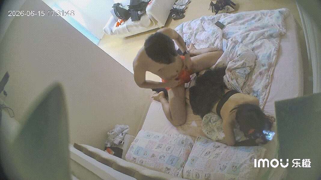 乐橙酒店重磅偷拍！天使恶魔双人装学生可爱女友跪地猛撸电动翘臀，被男友凶狠爆操高潮 配图3