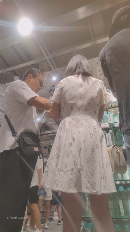 爆推商场潜规则【无内白虎反差眼镜婊】10个眼镜9个浪，清纯皮下极致骚，玉足特写高 配图3