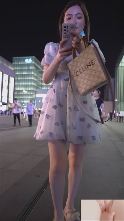 推荐【商场抄底美少妇】颜值身材还行,小奶狗的最爱,玉足特写,老哥拍摄手法可以,就 配图3