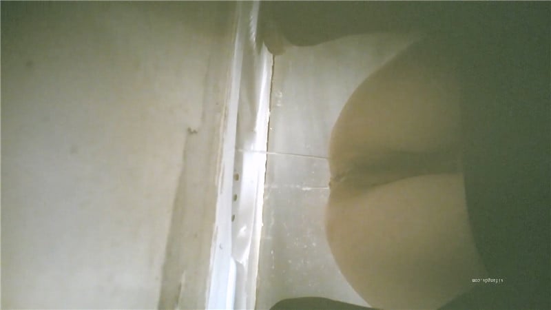 办公楼女厕全景偷拍几位美女同事人美BB也嫩 配图6