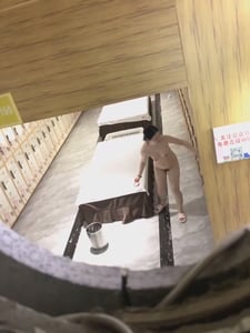 国内某洗浴会所内部员工暗藏通风口偷拍❤️更衣室浴客更衣裸体身材不错的带娃宝妈无水印原版-老宋论坛
