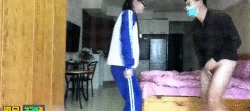【SM调教】【素人足交】高三女生被迫脱下丝袜，用玉足夹住老师丑陋的欲望 配图6