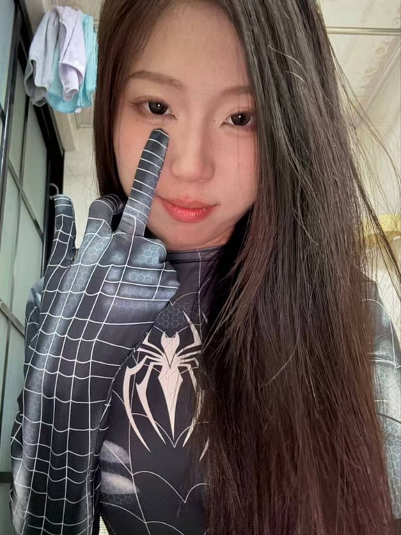 【S级情侣泄密】超美阿黑颜女神录制发骚视频，油脸阿黑颜捏胸喊爸爸，不用调教就很贱 配图3