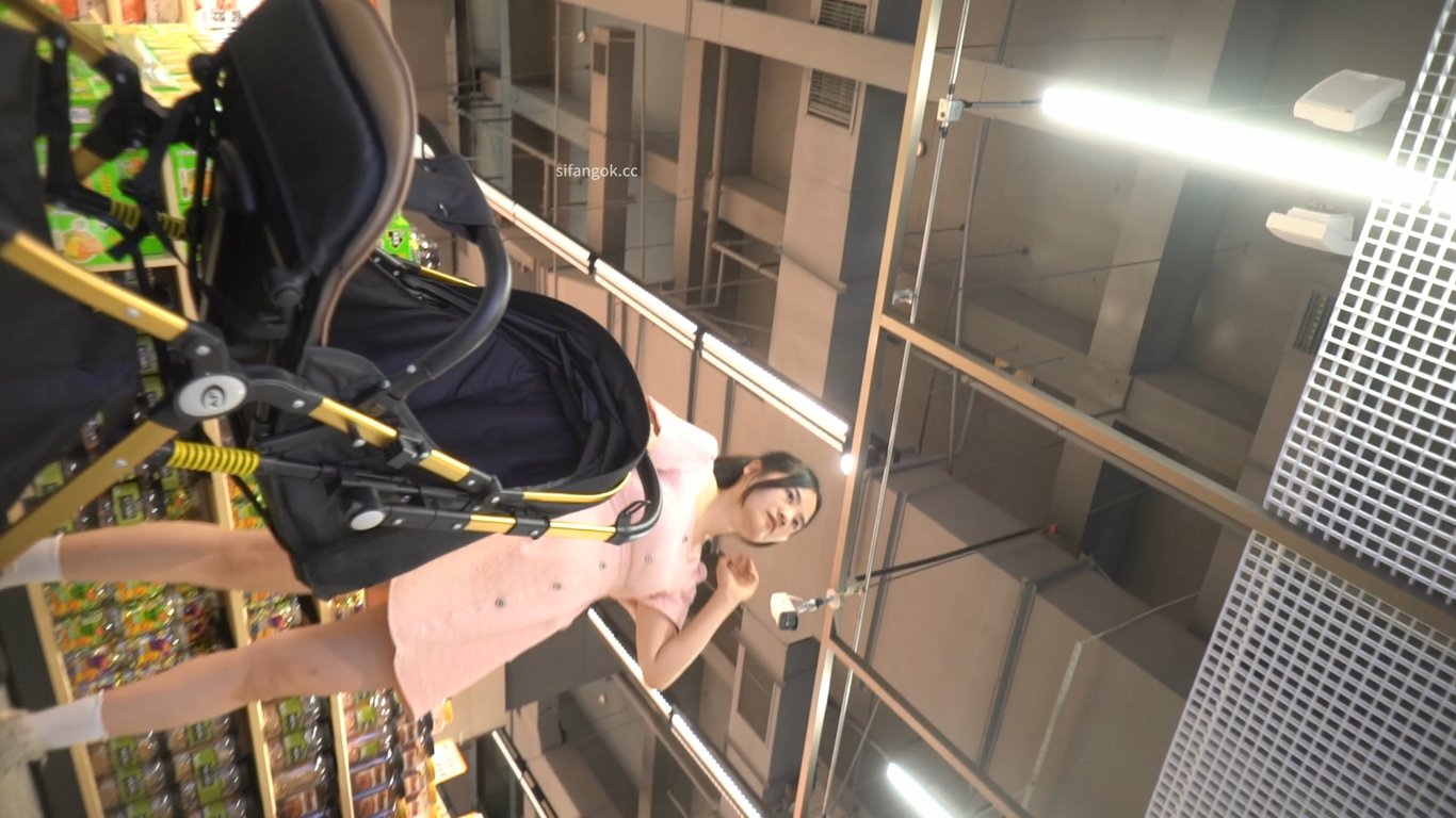 【空城原创】❤️极致诱惑！超短宽松真空连衣裙美少妇商场晃荡，微透白内紧裹肥美翘臀，前C黑森林若隐若现-老宋论坛