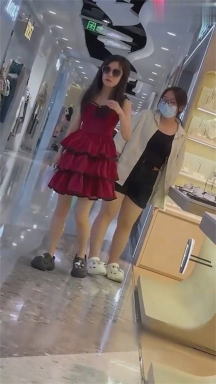 爆推【商场真空捡漏】绝美小嫩妹红裙下不穿内裤竟是一线天，苗条娇躯让人想把脸埋进屁 配图13