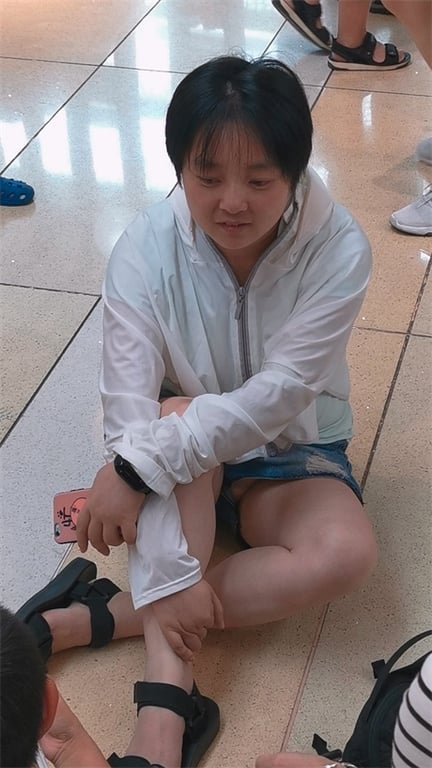 爆推【大学生图书馆抄底】校园真实撩裙手动，硬核舌技如头埋裙底，饱满粉嫩阴户等你一 配图4