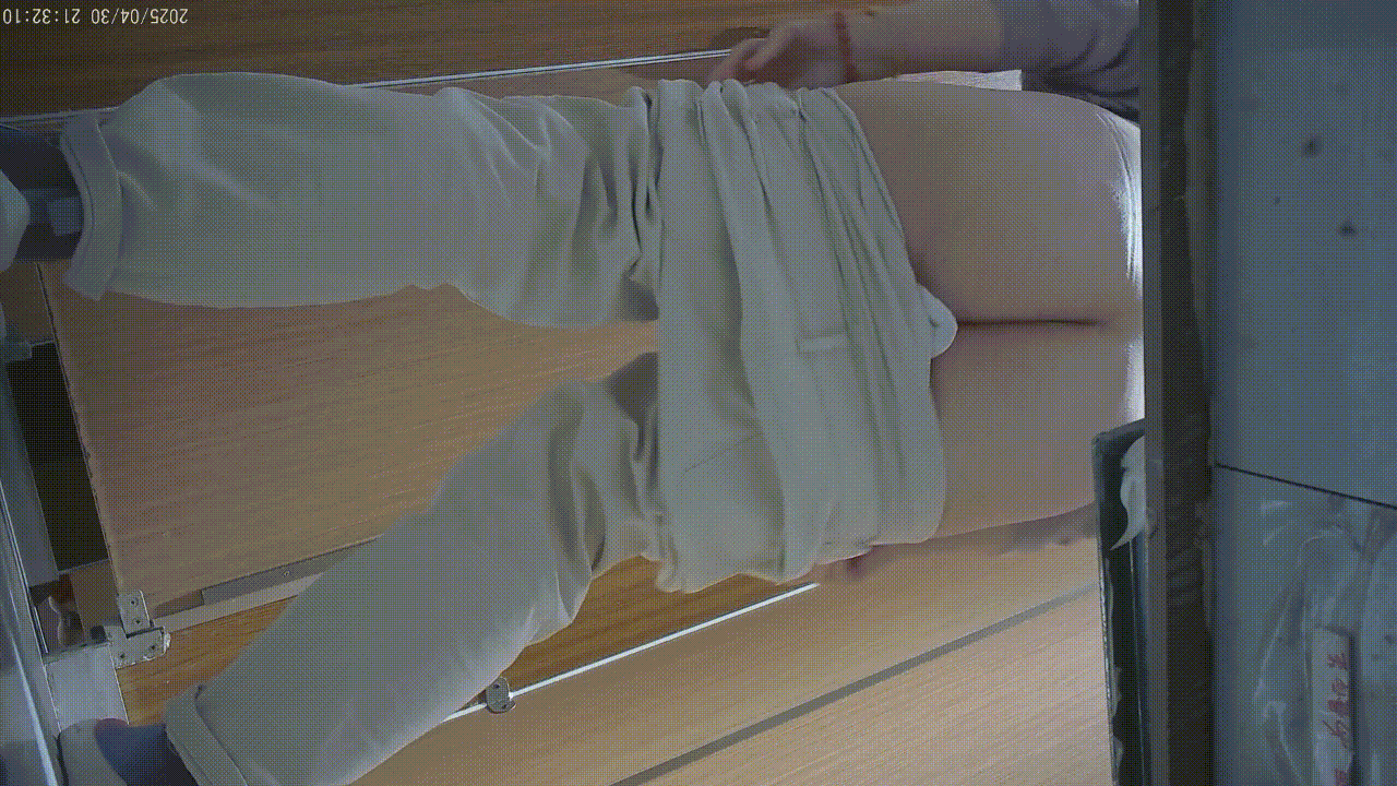 【7月重磅流出】高校女厕真实偷拍腿夹超紧的极品处女学妹与后勤人员尿尿现场，无水印 配图4