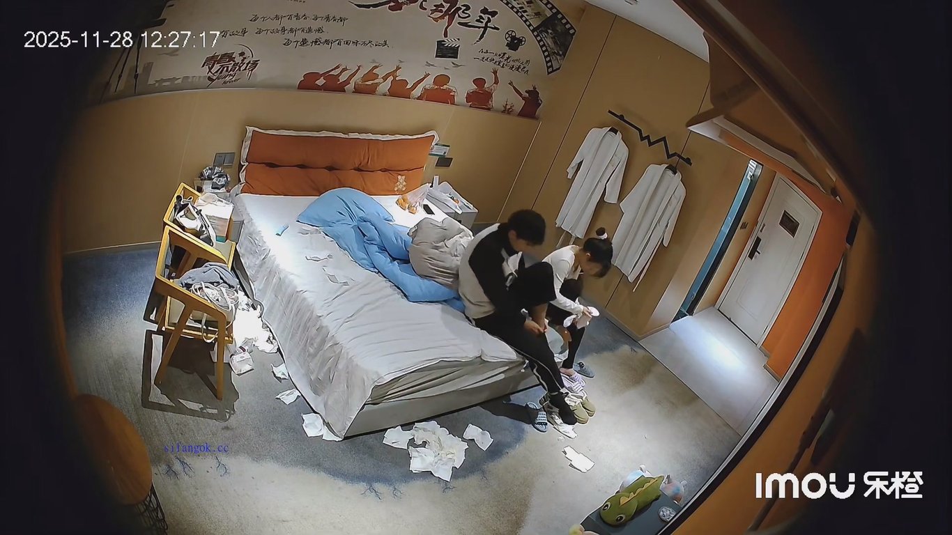 11-28独家爆料！乐橙酒店偷拍高颜值瑜伽裤气质少妇，被猛男小鲜肉疯狂猛干直喷高 配图5