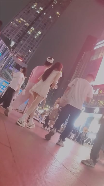 极致诱惑【街拍抄底】泡泡裙下大长腿玉足特写，高颜值美女白内骚浪1V1 配图5